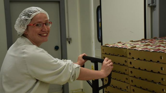 Marie, 29 ans, est agent de production au laboratoire de transformation. Outre la production, elle s’occupe aussi du conditionnement, du lavage, etc. © R. Aries/GFA